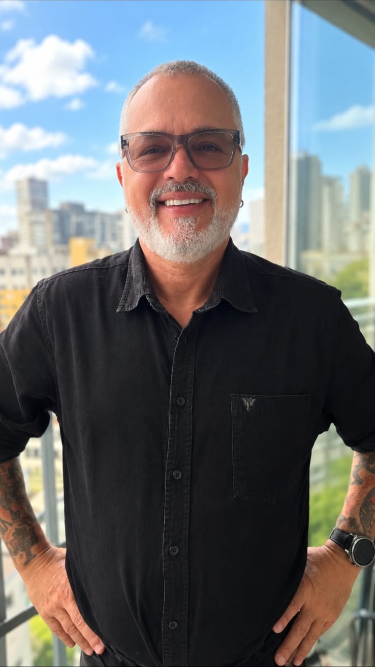 Alexandre Araújo em um terraço com vista da cidade